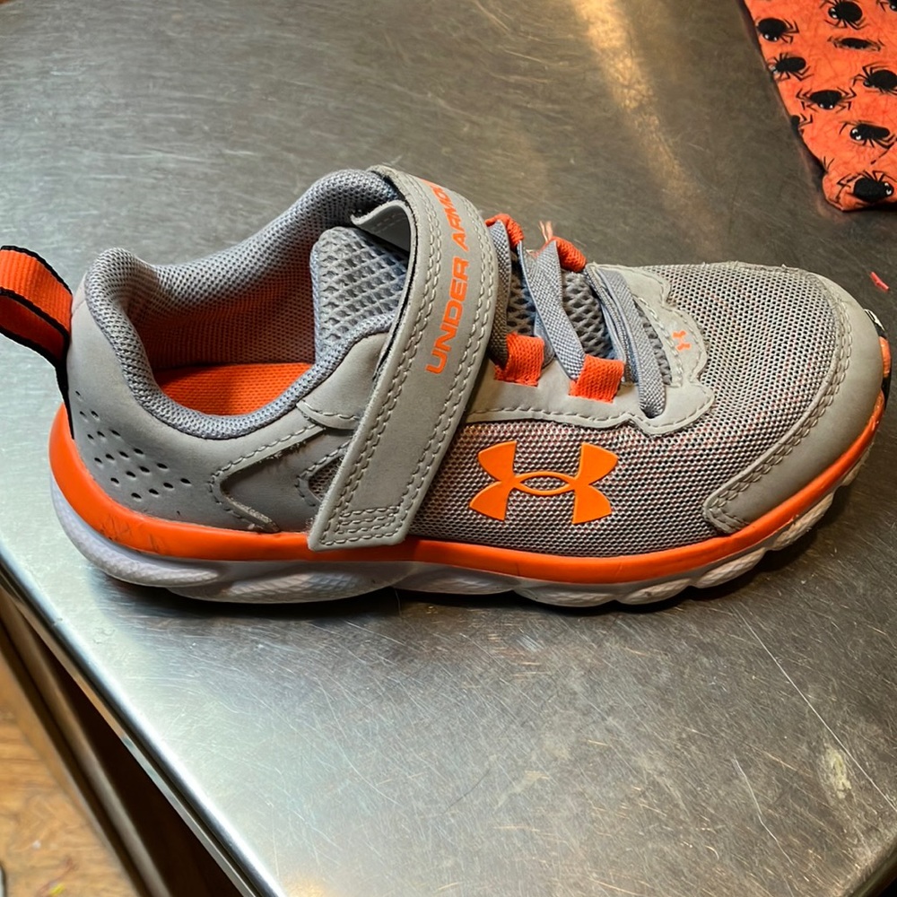 Lightly used under armour shoes